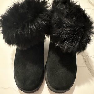 Like NEW - Black Uggs
